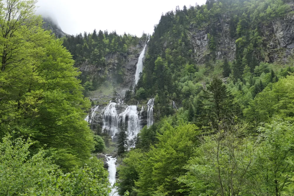 cascade Ariège Occitanie Pyrénées randonnée