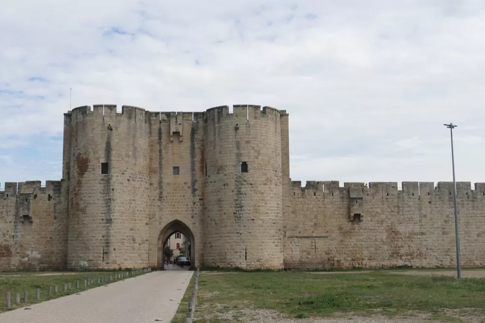 porte remparts ville Gard Histoire Occitanie ruelles