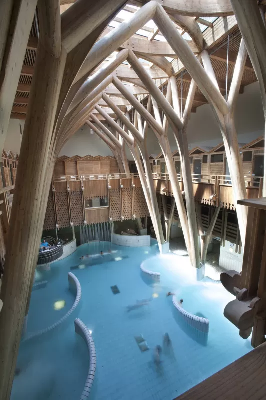 piscine jets massages thermes Pyrénées Occitanie détente