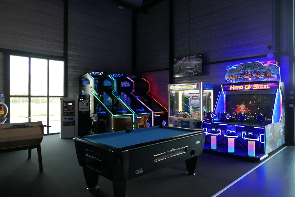 jeux d'arcade bar restaurant bowling laser game trampoline