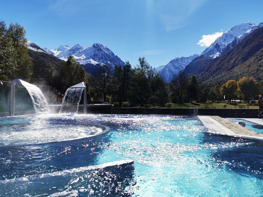 paysage piscine extérieure jets relaxation