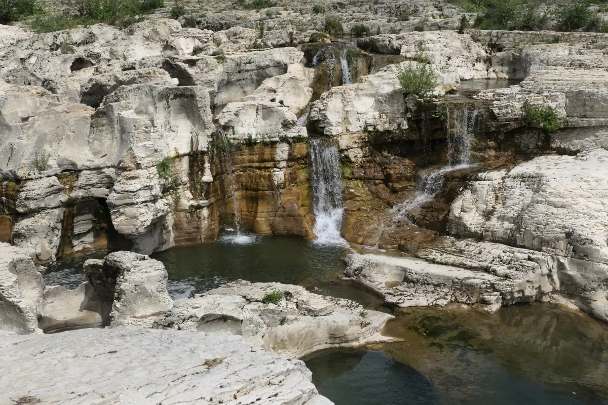 Les marmites de géant de la cascade du Sautadet, La Roque-sur-Cèze, Gard —  Planet-Terre