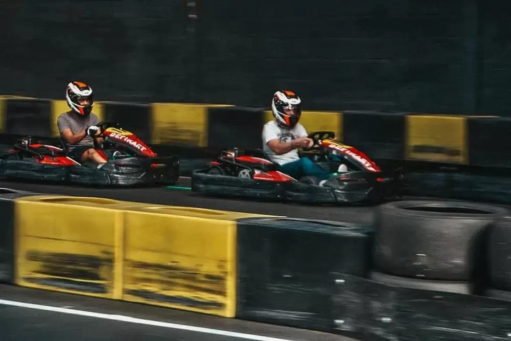 Karting intérieur toulouse course vitesse adrénaline loisirs 