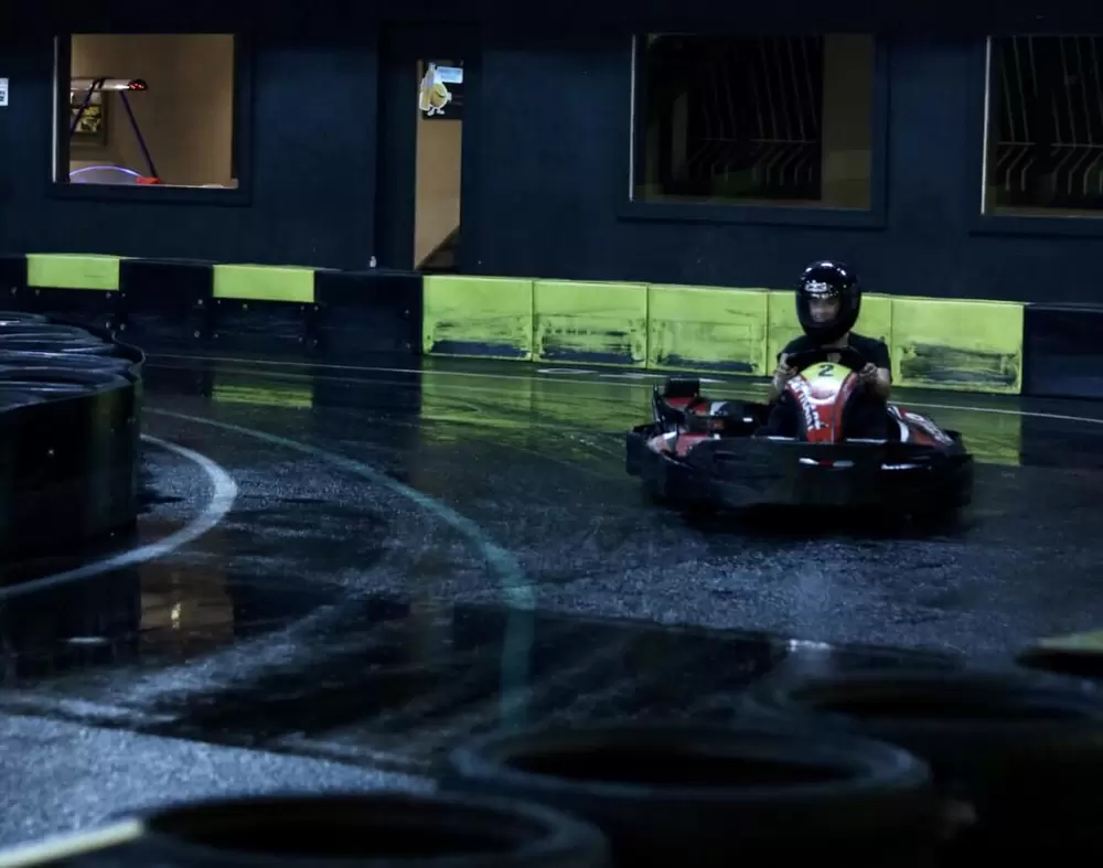 glisse sur l'eau karting piste mouillée loisirs toulouse fun adrénaline