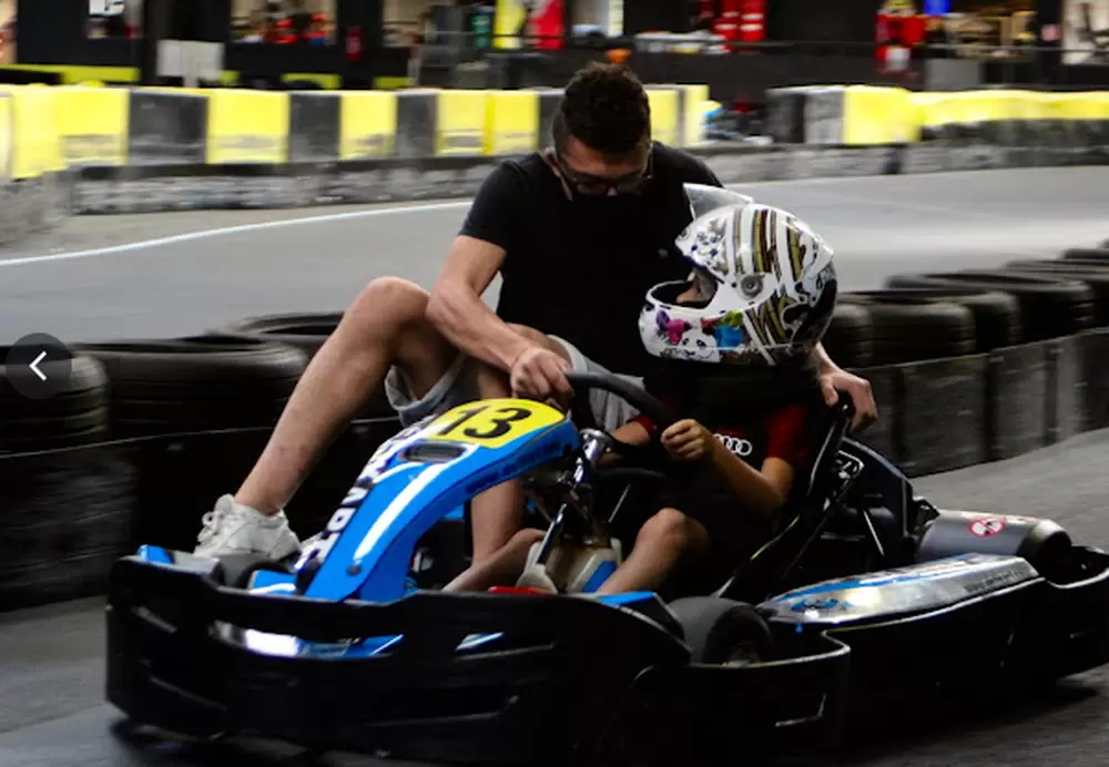 enfants karting loisirs Toulouse Occitanie circuit vitesse kart indoor