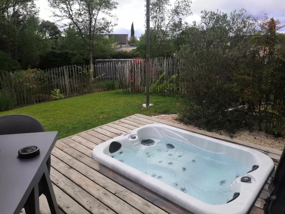 jacuzzi terrasse chambre d'hôtes 