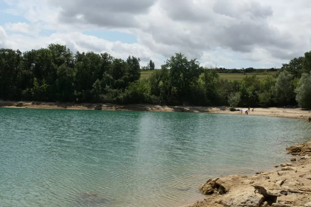 lac turquoise eau cristalline calme centre nautique