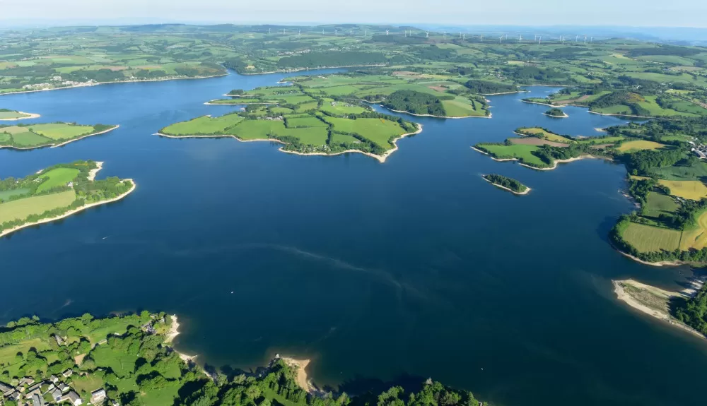 lac de Pareloup Occitanie barrage Aveyron rodez Millau pêche plages base nautique paddle canoë