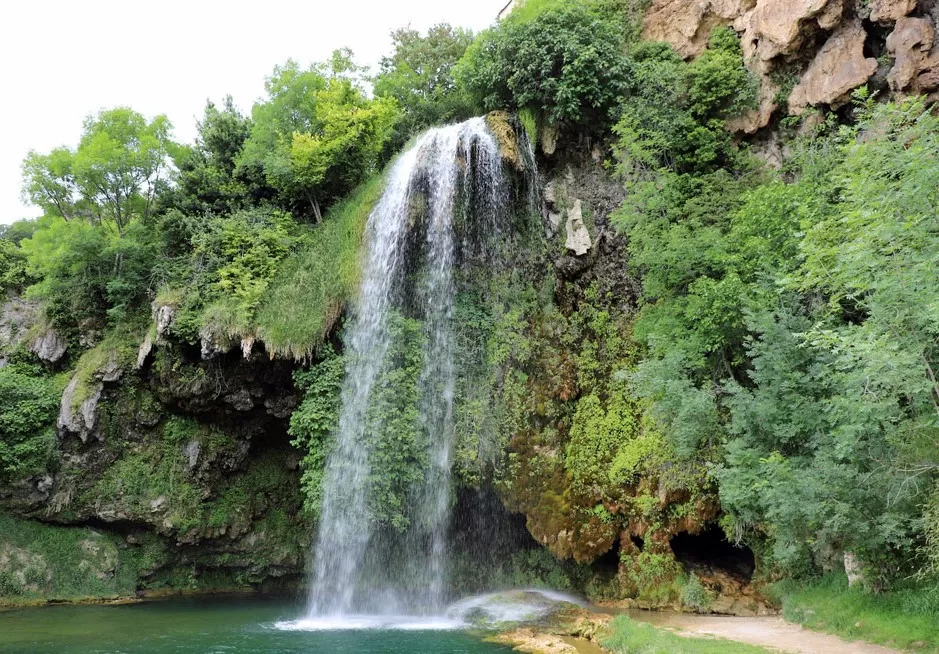 cascade Aveyron Occitanie randonnée village grotte