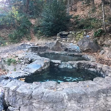 bassins chauds sauvages Thuès entre Valls Pyrénées Occitanie sources