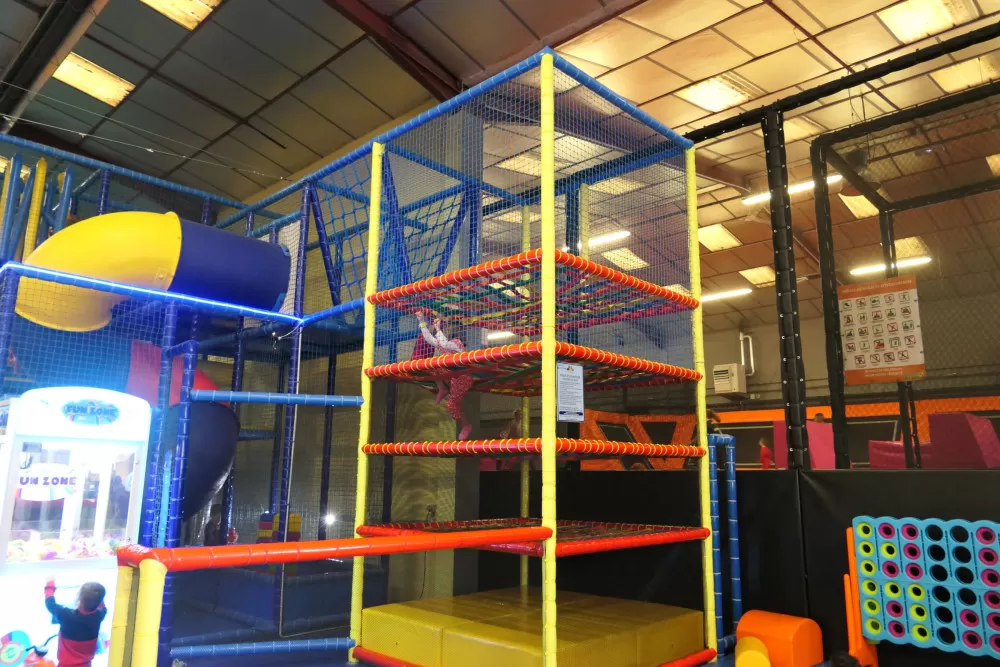 jeux intérieurs trampoline toboggans ninja warrior  