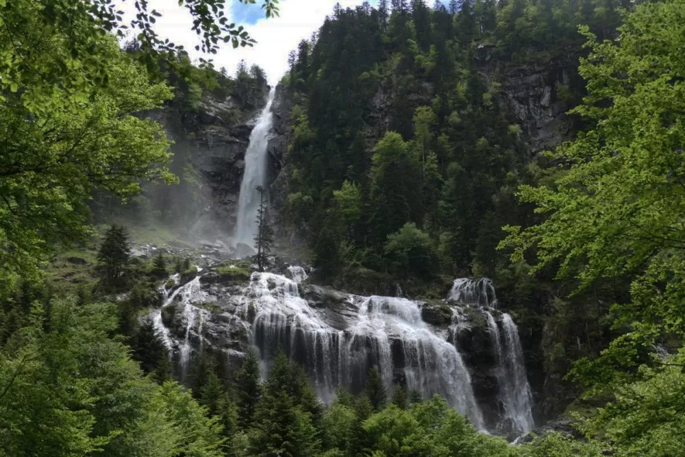 Randonnée en Occitanie, haute Garonne, Pyrénées, Cascade, Gorge