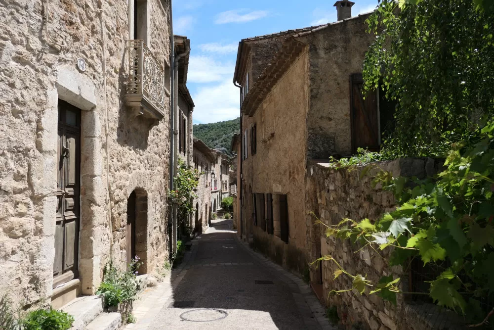 village médiéval hérault occitanie