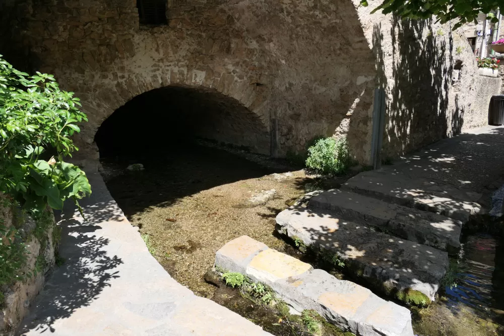 fontaines vieilles pierres ponts rivière cascade