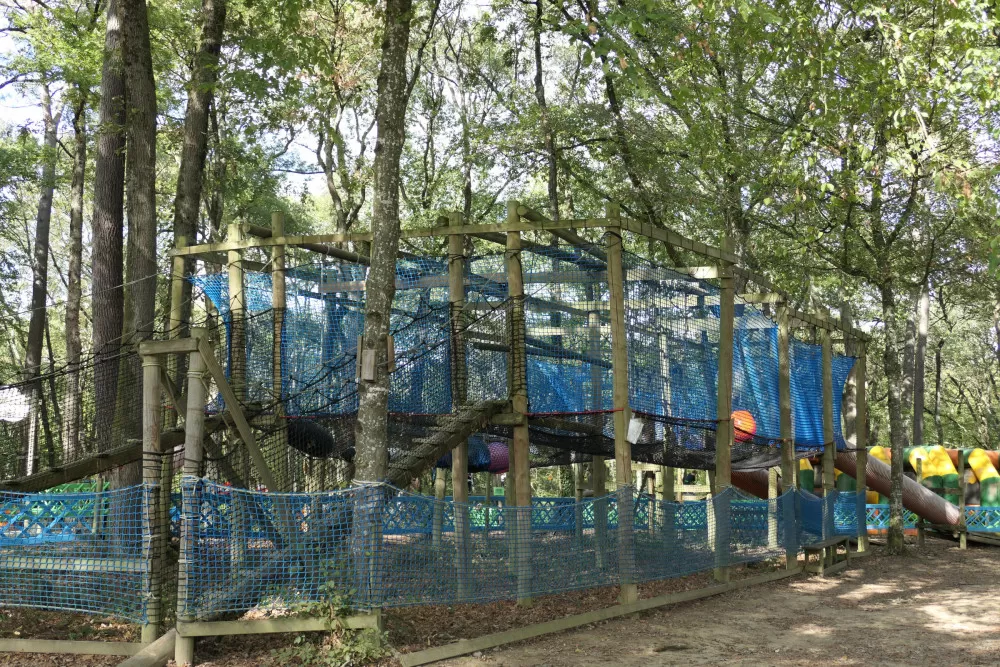 filets suspendus enfants piscine à boule tyrolienne corde poutre toulouse